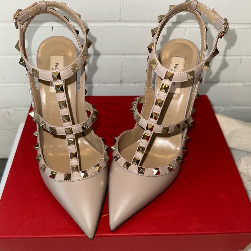 NEW WITH TAGS Rockstud Ankle Strap Pump 100 Mm color Poudre